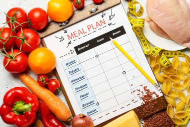 Yemek planlı sağlıklı ürünler ve arka planda şerit ölçümleri