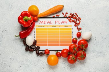 Hafif arkaplanda yemek planı ve sağlıklı ürünler