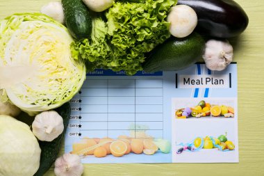 Sağlıklı taze ürünler ve renkli ahşap arka plan üzerine yemek planı