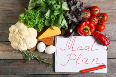 Ahşap zemin üzerinde yemek planı olan sağlıklı ürünler