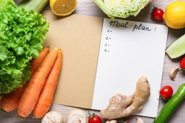 Hafif ahşap zemin üzerinde yemek planı ve sağlıklı ürünler