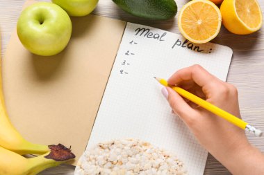 Hafif ahşap arka planda yemek hazırlayan kadın