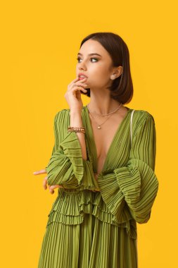 Renkli aksesuarları olan düşünceli bir kadın.