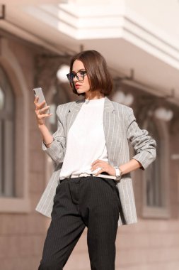 İş kadını ile cep telefonu açık havada