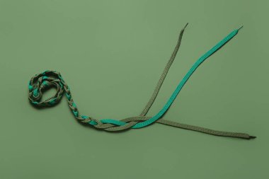 Renkli arka planda örülmüş ayakkabı bağcıkları