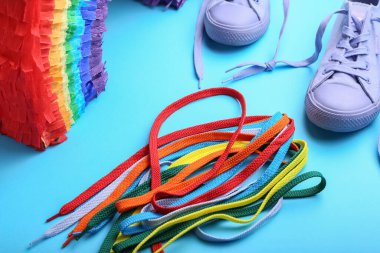 Arka planda gökkuşağı ayakkabı bağcıkları. LGBT konsepti, kapat