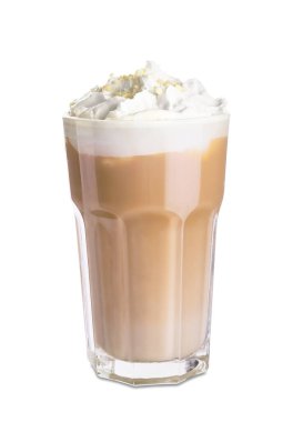 Beyaz arka planda fındıklı bir bardak lezzetli latte.