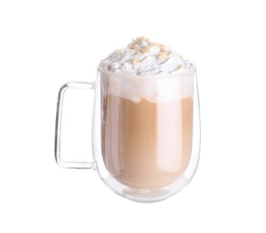 Beyaz arka planda fındıklı bir bardak lezzetli latte.