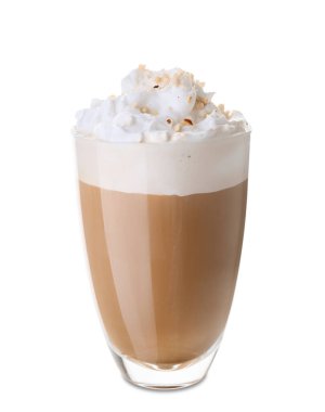 Beyaz arka planda fındıklı bir bardak lezzetli latte.