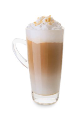 Beyaz arka planda fındıklı bir bardak lezzetli latte.