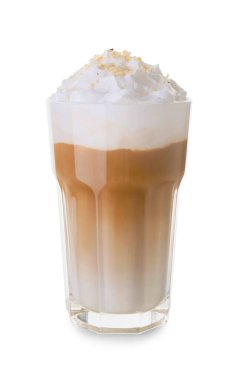 Beyaz arka planda fındıklı bir bardak lezzetli latte.