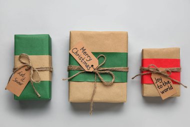 Beyaz arkaplanda farklı hediye kutuları