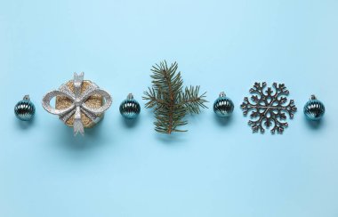 mavi arka plan güzel Noel kompozisyonu