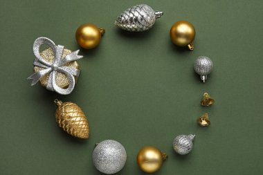 Yeşil arka planda farklı Noel süslemelerinden yapılmış çerçeve