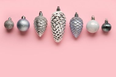 Renkli arka planda güzel Noel dekorasyonları