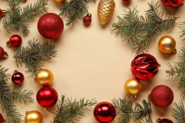 Çerçeve köknar dallarından ve renk arkaplanındaki Noel toplarından yapılmış, yakın plan