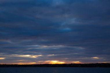 Nehrin üzerinde bulutlu güzel bir gökyüzü