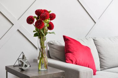 Odada güzel çiçekli vazolar, yakın plan.