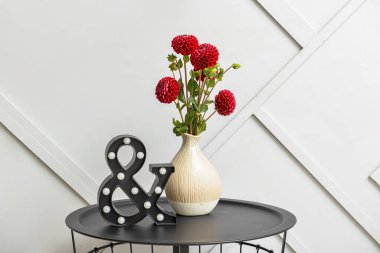 Masasında yıldız çiçeği olan bir vazo.