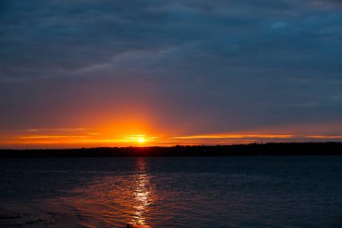 Akşamları güzel bulutlu gökyüzü manzarası