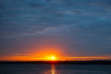 Akşamları güzel bulutlu gökyüzü manzarası