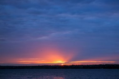 Akşamları güzel bulutlu gökyüzü manzarası