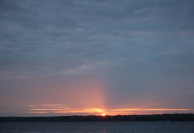 Akşamları güzel bulutlu gökyüzü manzarası