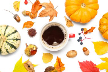 Beyaz arka planda bir fincan kahve, balkabağı ve sonbahar yapraklı kompozisyon