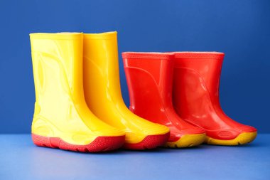 Renk arkaplanında lastik yağmur çizmeleri