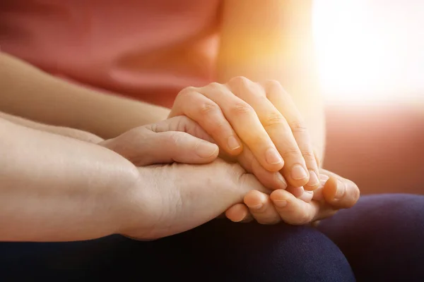 Mujer Joven Cogida Mano Abuela Casa Primer Plano — Foto de Stock