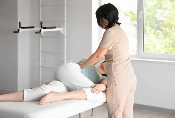 Fisioterapeuta Feminina Trabalhando Com Mulher Jovem Centro Reabilitação — Fotografia de Stock