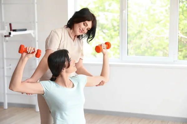 Mujer Joven Entrenando Con Pesas Fisioterapeuta Centro Rehabilitación —  Fotos de Stock