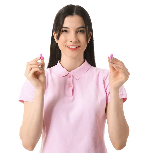 Mooie Jonge Vrouw Met Roze Oordoppen Witte Achtergrond — Stockfoto