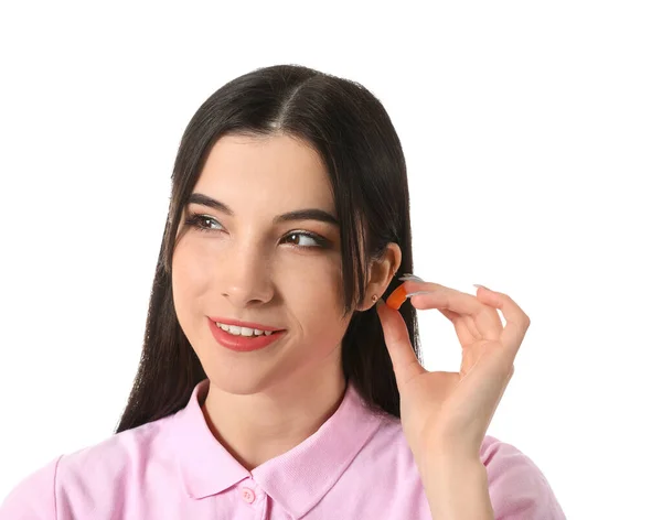 Hübsche Junge Frau Steckt Orangefarbenen Ohrenstöpsel Auf Weißem Hintergrund — Stockfoto