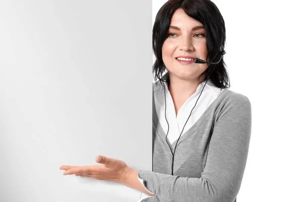 Ώριμη Γυναίκα Σύμβουλος Τηλεφωνικού Κέντρου Λευκή Αφίσα Λευκό Φόντο — Φωτογραφία Αρχείου