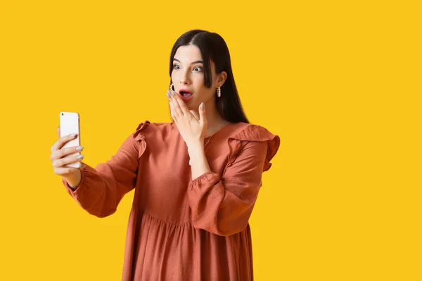 Shocked Young Woman Taking Selfie Yellow Background — Stock Photo, Image