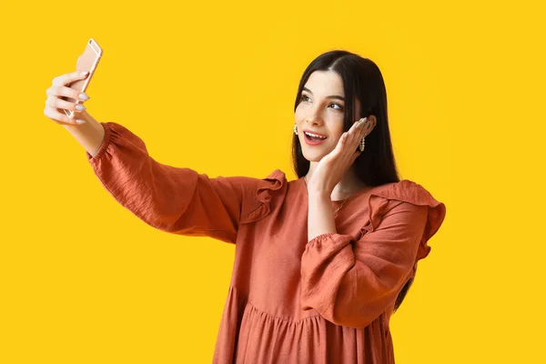 Surprised Young Woman Taking Selfie Yellow Background — Stock Photo, Image