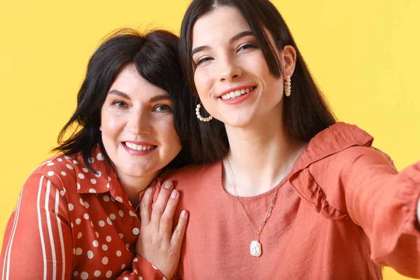 Mujer Joven Con Madre Tomando Selfie Sobre Fondo Amarillo Primer — Foto de Stock