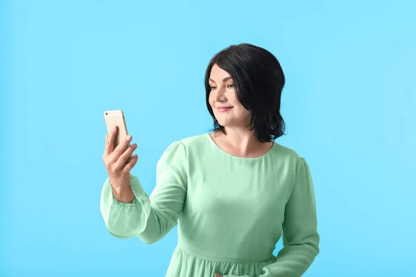 Femme Mûre Avec Téléphone Portable Prenant Selfie Sur Fond Bleu — Photo