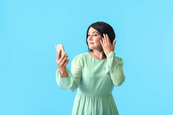 Mature Woman Mobile Phone Taking Selfie Blue Background — Stock Photo, Image