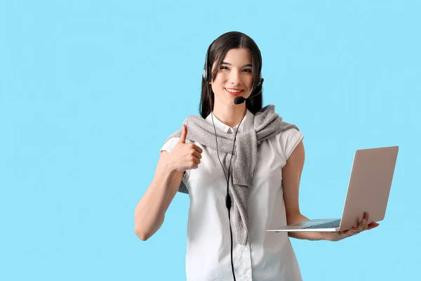 Schöne Beraterin Eines Callcenters Mit Laptop Daumen Hoch Auf Blauem — Stockfoto