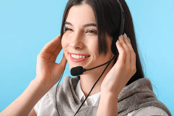 Mooie Consultant Van Call Center Headset Blauwe Achtergrond Close — Stockfoto