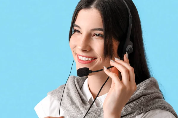 Schöne Beraterin Des Call Centers Headset Auf Blauem Hintergrund Nahaufnahme — Stockfoto