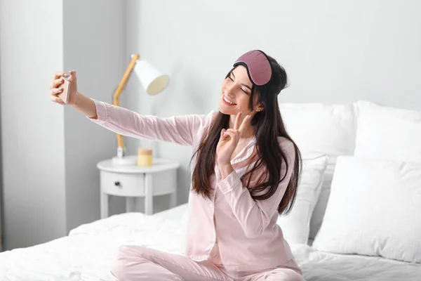 Hübsche Junge Frau Macht Selfie Und Zeigt Siegergeste Schlafzimmer — Stockfoto