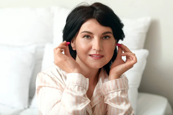 Volwassen Vrouw Met Roze Oordoppen Slaapkamer — Stockfoto