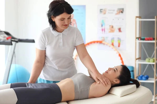 Physiotherapeutin Arbeitet Mit Junger Frau Auf Couch Reha Zentrum — Stockfoto