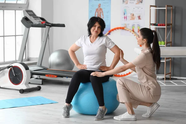 Femme Mûre Formation Avec Fitball Physiothérapeute Dans Centre Réadaptation — Photo