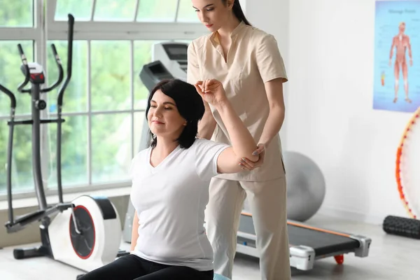 Entrenamiento Mujeres Maduras Con Fisioterapeuta Centro Rehabilitación —  Fotos de Stock