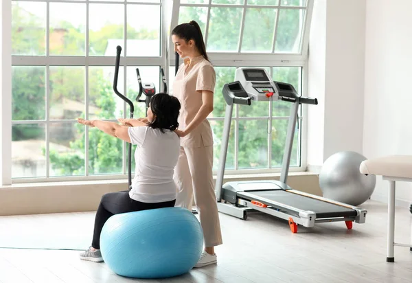 Entrenamiento Mujer Madura Con Fitball Fisioterapeuta Centro Rehabilitación — Foto de Stock