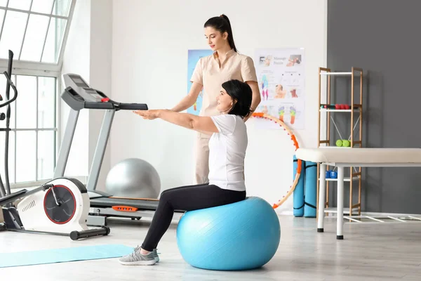 Entrenamiento Mujer Madura Con Fitball Fisioterapeuta Centro Rehabilitación —  Fotos de Stock